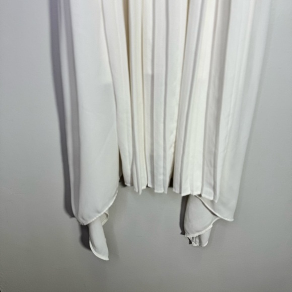 Pennington's White Scoop Neck Pleated Sleeveless Blouse Sharkbite Hem - Picture 4 of 11